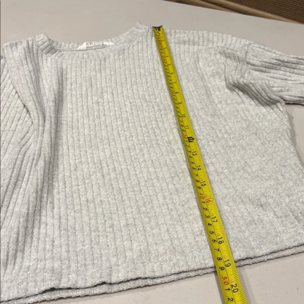 H&M - Girls Cropped pullover Sweater / Sweatshirt. Size 16/18. gray.  NWOT